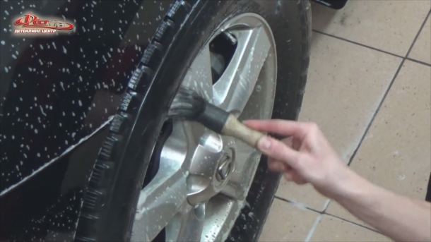 Очистка колёсных дисков при помощи кисти